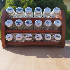 18 koreničiek v drevenom stojane