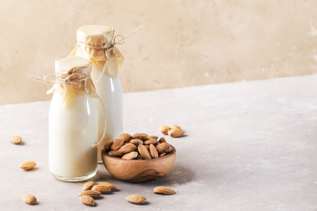 veganske mlieko-mandle-energia-mandlove mlieko-proteiny-vitaminy-mineraly-zdrave tuky-zdravy snack